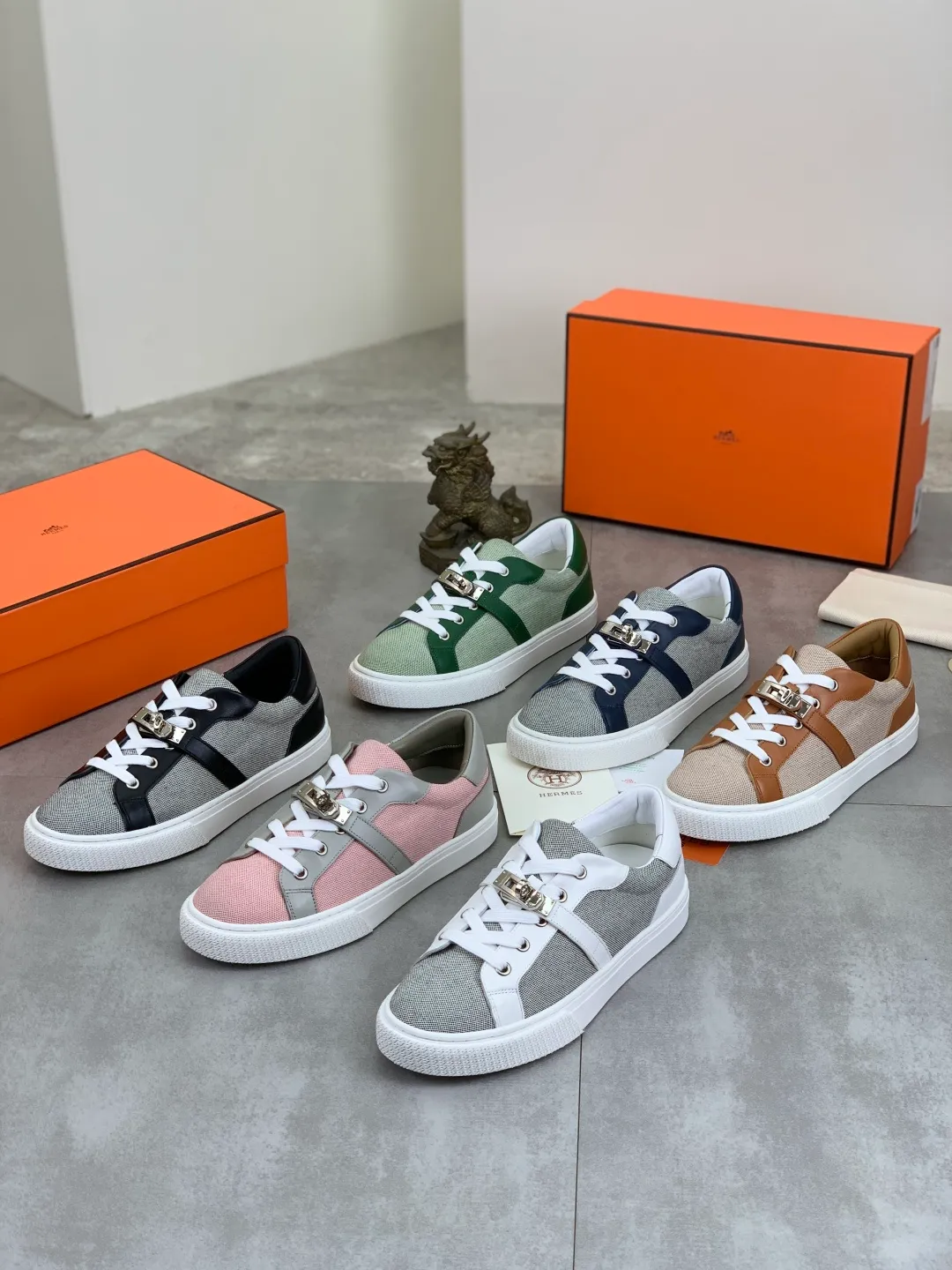 Men's men's shoes 💰P640 New Hermes top version Hermès classic couple style #𝐊𝐞𝐥𝐥𝐲 buckle casual white shoes skateboard shoes that will not conflict with shoes at all. Full of unknowns, Hermès rarely produces flat casual shoes and they are paired with classic palladium-plated Kelly shoe buckles! You'll fall in love with it at first sight. It's super versatile and can be worn with any skirt or pants. 🉑️Close your eyes and wear it. It's super noble. Fabric: Specific cowhide/canvas material. Lining: Sheepskin lining. Outsole: Original molded TPU outsole. Size: 35-45.